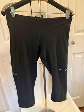 Nike Black Cropped Leggings capris with Reflective Swoosh medium 18 in inseam